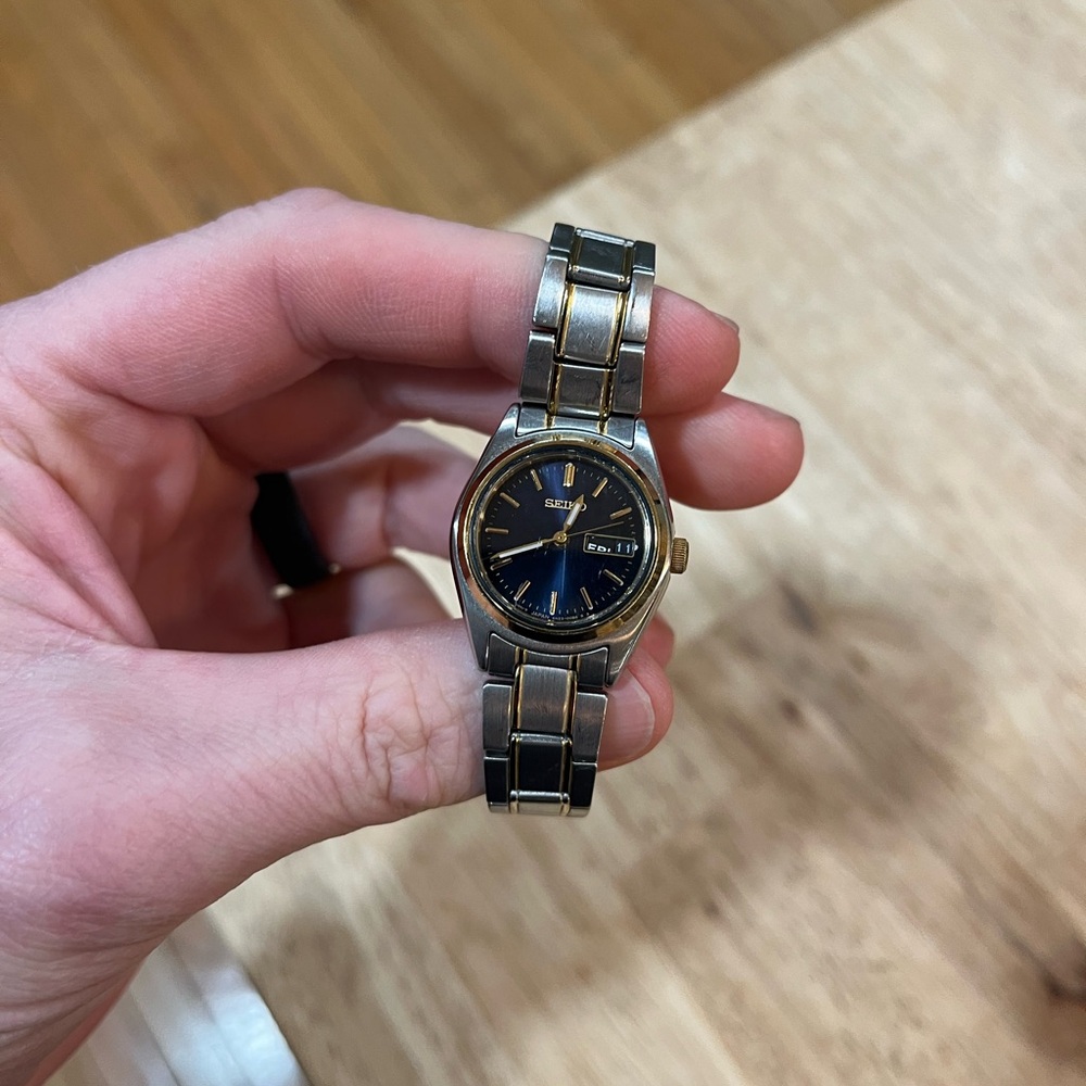 SEIKO WOMEN'S ESSENTIALS  DIAL DATE 7N83-0011  WATCH  Excellent blue silver gold